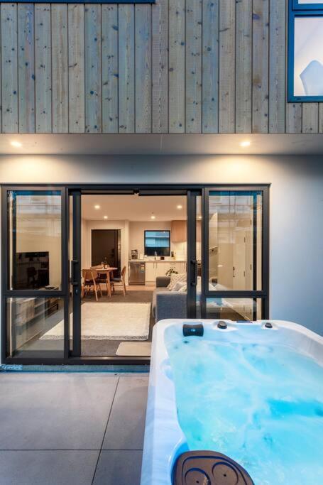 Stylish Townhouse With Hot Tub Apartment Christchurch Exterior foto