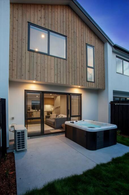 Stylish Townhouse With Hot Tub Apartment Christchurch Exterior foto