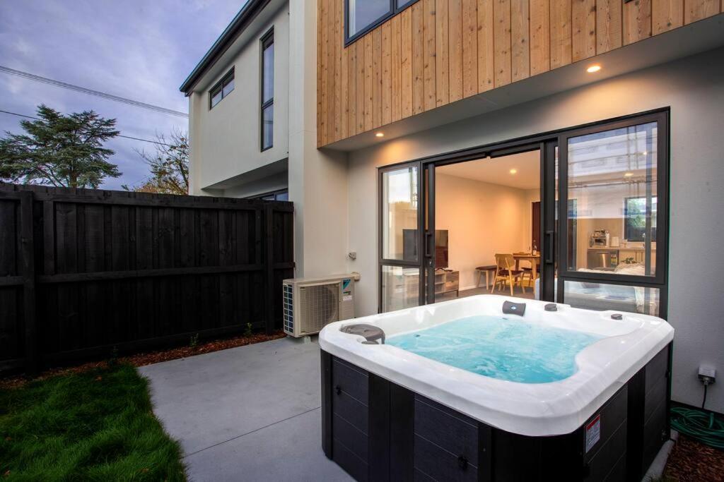 Stylish Townhouse With Hot Tub Apartment Christchurch Exterior foto